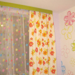 Какие шторы повесить в комнату новорождённого — как выбрать?