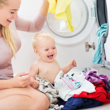 Чем нужно стирать вещи новорождённого – как выбрать порошок?