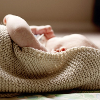 Как выбрать роскошный плед из натуральных тканей для новорожденного